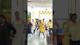 ungli pakad ke phir se sikha de/mother's day dance practice😍