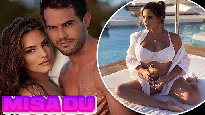 Kelly Brook goes TOPLESS with hunky beau JeremyPar...