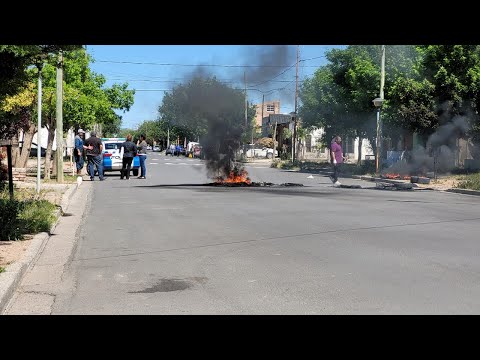 Vecino agredido protesta con quema de cubiertas frente a la casa del agresor en Cutral Co