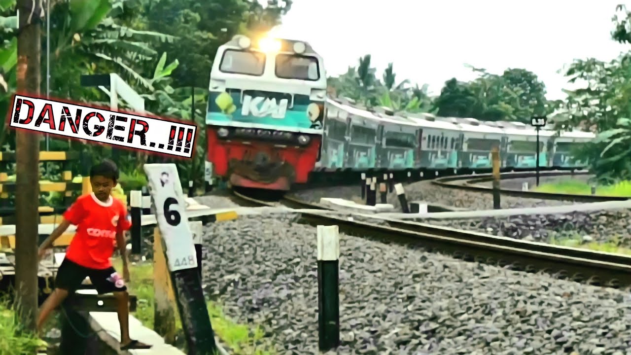 TRAIN VIDEOS The Train Is Running Fast On A Sloping Road That Bends