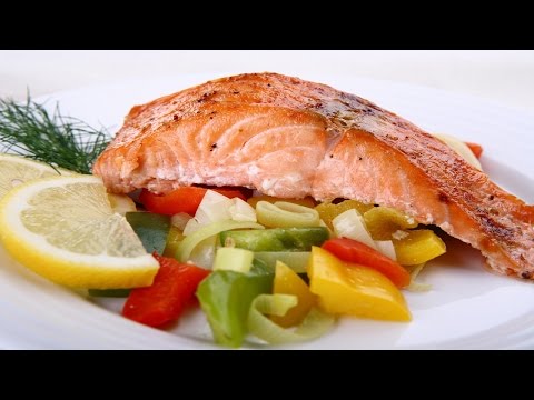 Лосось запеченный под соусом из трав