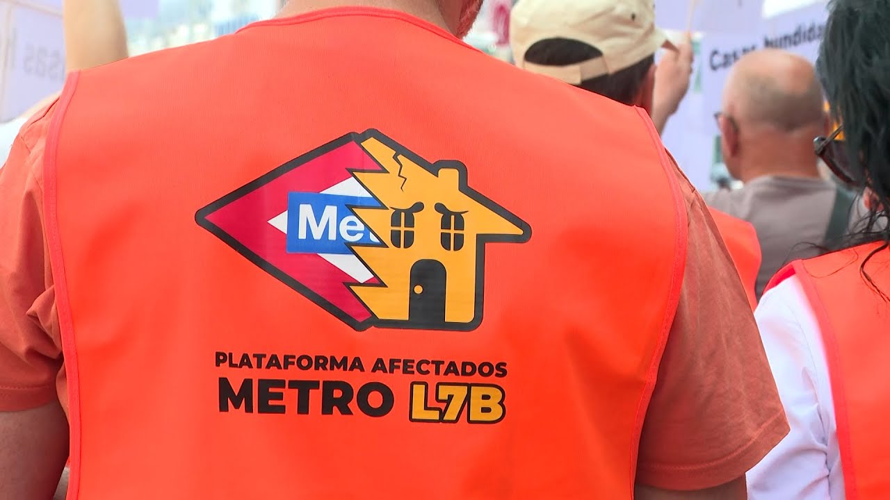 Así ha sido la concentración de los afectados por la línea 7b de Metro ...