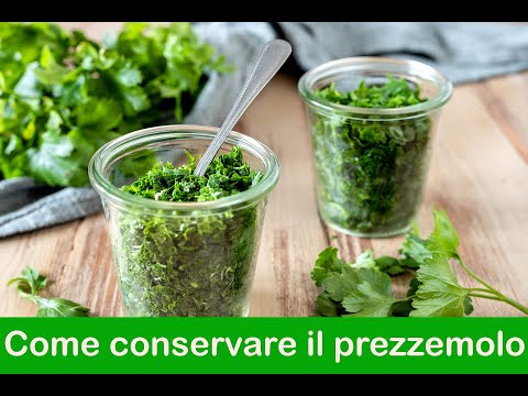 Come conservare il prezzemolo per averlo sempre fresco e pronto all'uso