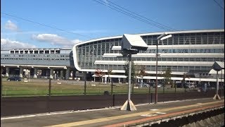 巨大な九州新幹線の駅舎と立体交差する新鳥栖を出発する長崎本線下り特急みどり783系の車窓