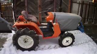 Трактор Kubota B1400 и винтовые сваи