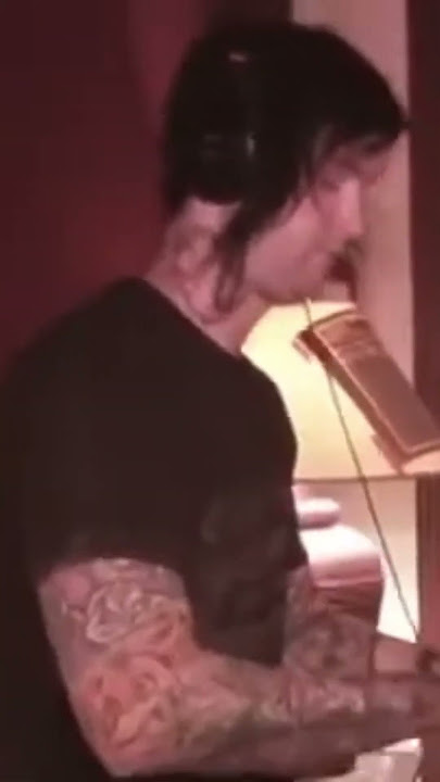 Avenged Sevenfold - The Rev plays
