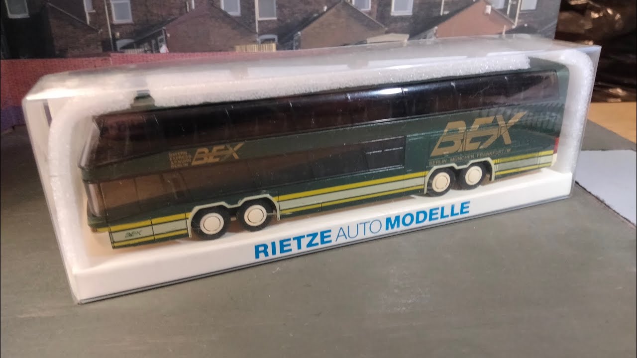 Model bus review; Rietze 1/87 scale Neoplan Megaliner, Bex, Berlin