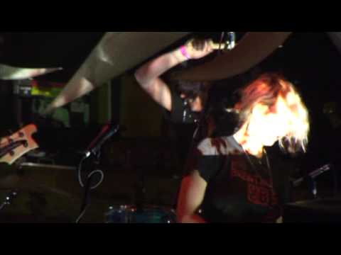 Warpaint - Beetles [Live At Austin Psych Fest 2010] [HQ]