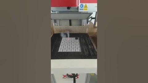 Máy cắt nhãn chuyển nhiệt tốc độ nhanh. Máy cắt laser định vị camera.