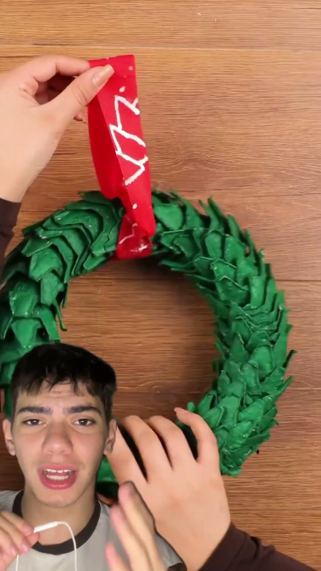 Faça uma guirlanda de Natal com caixa de ovos! Fácil, linda e sustentável