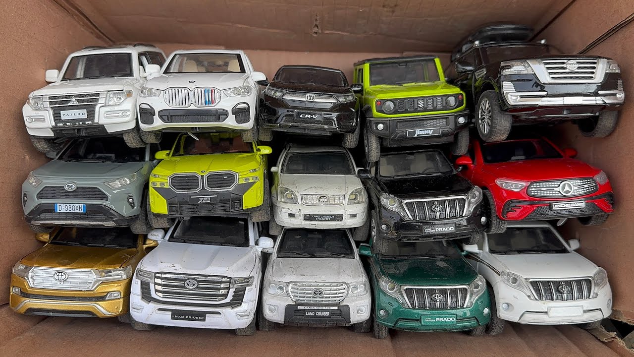 Давайте найдём коробку с реалистичными моделями автомобилей из металлаMercedes,Toyota,Honda,BMW