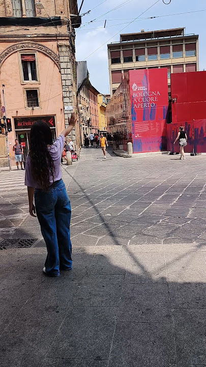 How to pose with the famous two leaning towers of Bologna 😁