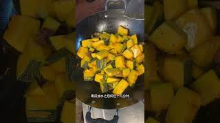 邻居送了个南瓜和生蚝，今天吃南瓜炒饭和蒜蓉菜脯蒸生蚝。#回村后的生活#我的乡村生活  #记录农村生活 #回村后的生活vlog #农村生活