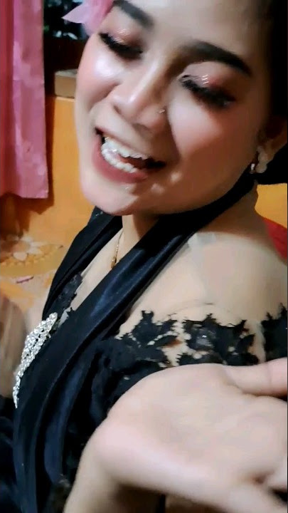 VIDEO LUCU SAT PENARI RONGGENG SELSEY DANGDAN MAU PENTAS, CANTIK CANTIK NYAH