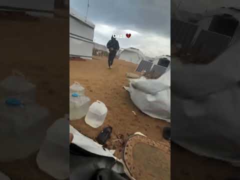 الخيام تتحطم تحت الأمطار في غزة غزة فلسطين  