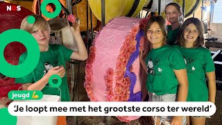 Kinderen Werken Aan Wagen Voor Grootste Bloemencorso Ter Wereld