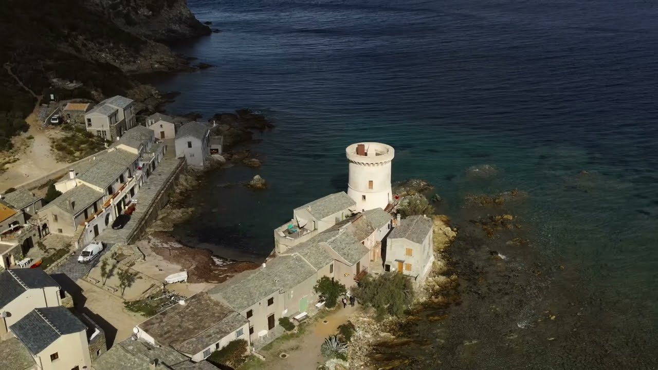Tollare ein malerisches Dorf an der Nordküste von Cap Corse. Drohnenaufnahmen in 4K.