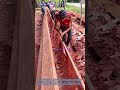 Technique traditionnelle de sculpture de pirogues qui permet de creuser des troncs sans outils