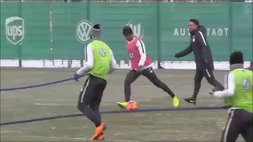 Ejercicio defensivo del VFL Wolfsburg aleman