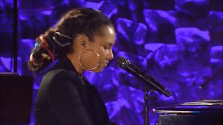 Video thumbnail of "Alicia Keys - I Want You Back / Izzo - Jay Z Tribute"
