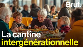 Une cantine qui mélange des enfants et des séniors