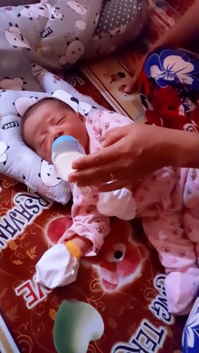 bayi tasya ngedot miring || baby tasya sucks sideways