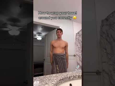 نحوه صحیح پیچیدن حوله دور خود شورت