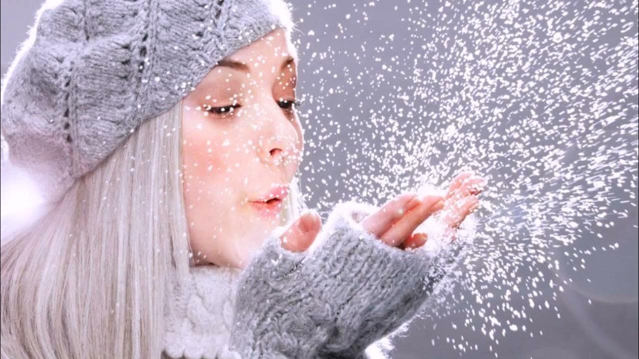 Тают руки тают губы. Девушка сдувает снежинки. Девушка сдувает снег с ладоней. Девушка сдувает снежинки с ладоней. Девушка Снежинка.