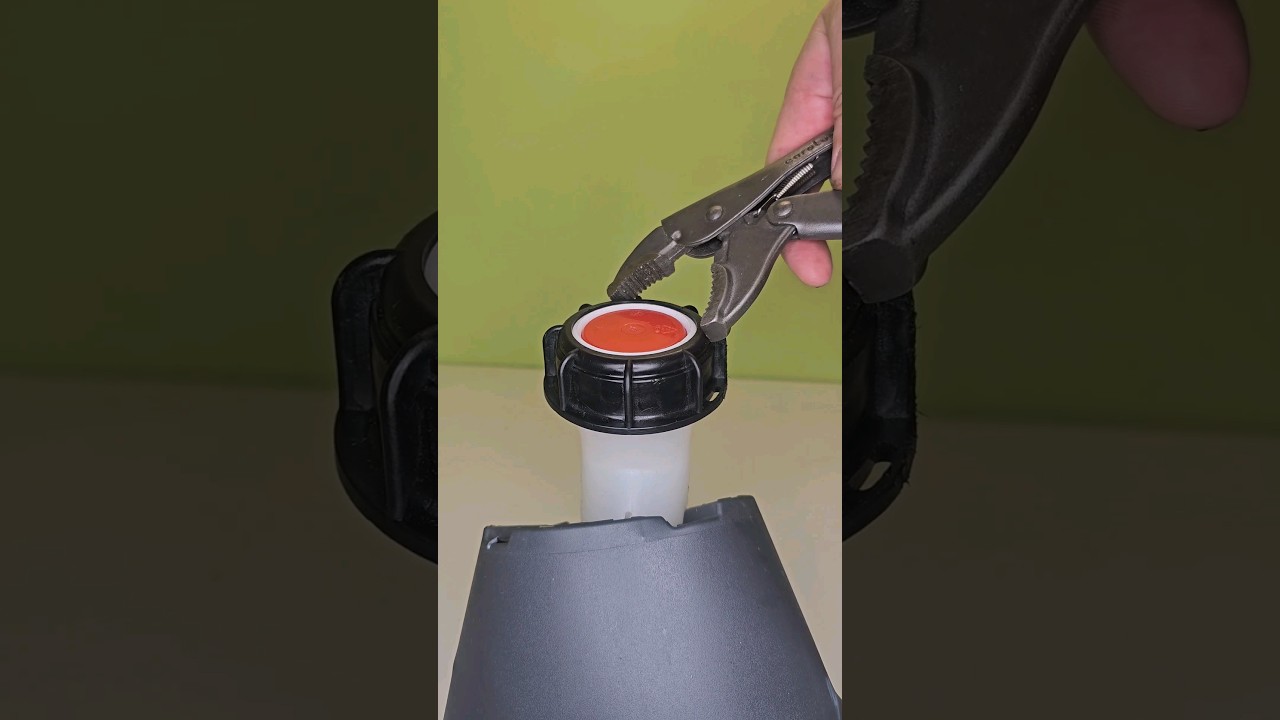 Remember this trick. How to easily unscrew a large cap.