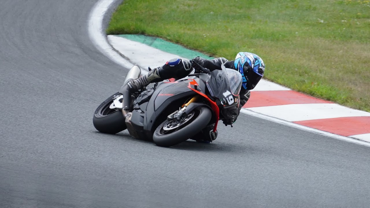 Oschersleben Rennen Motomonster Pole Position / 1:32 / Aprilia RSV4 2025 Serien Fahrzeug