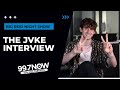 Capture de la vidéo Jvke Talks New Music, Performing For The First Time, And Having Over 800 Finished Songs!