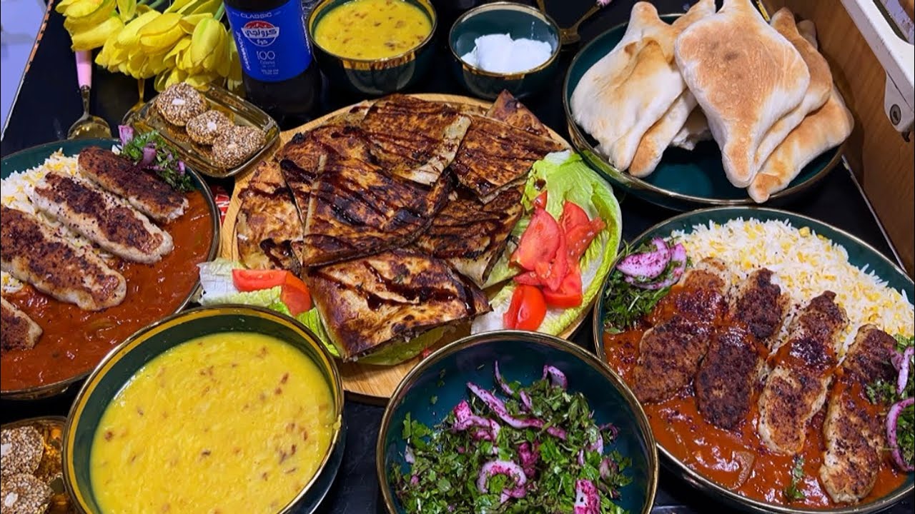 فطور اول يوم رجب تمن عدس عليه كباب دجاج بالطاوه صلص العرائس لحم شوربه عدس مقبلات كباب