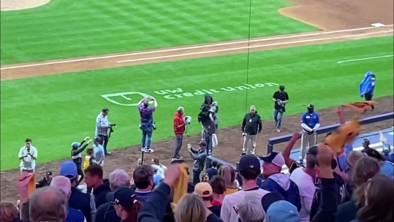 Brewers clinch NL Central championship at American Family Field