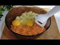 Frulla le uova con le patate e le carote per fare questa ricetta gustosa