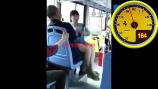 TAK TAU MALU ,,,,PRIA BEREBUT TEMPAT DUDUK HINGGA AKHIRNYA DIA MEMANGKU WANITA
