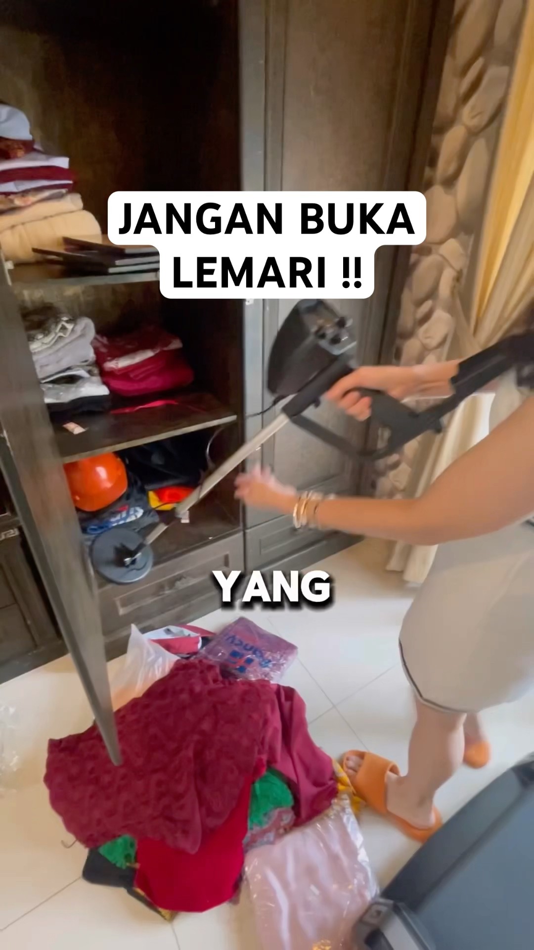 JANGAN BUKA LEMARI!!