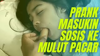 Prank!!! Masukin Sosis Ke Mulut Pacar, Sangat Menikmati Sekali Ekspresi nya WKWK