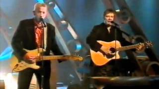 Video voorbeeld van "Agents & Simo Silmu - Melkein halvaannuin (Live)"