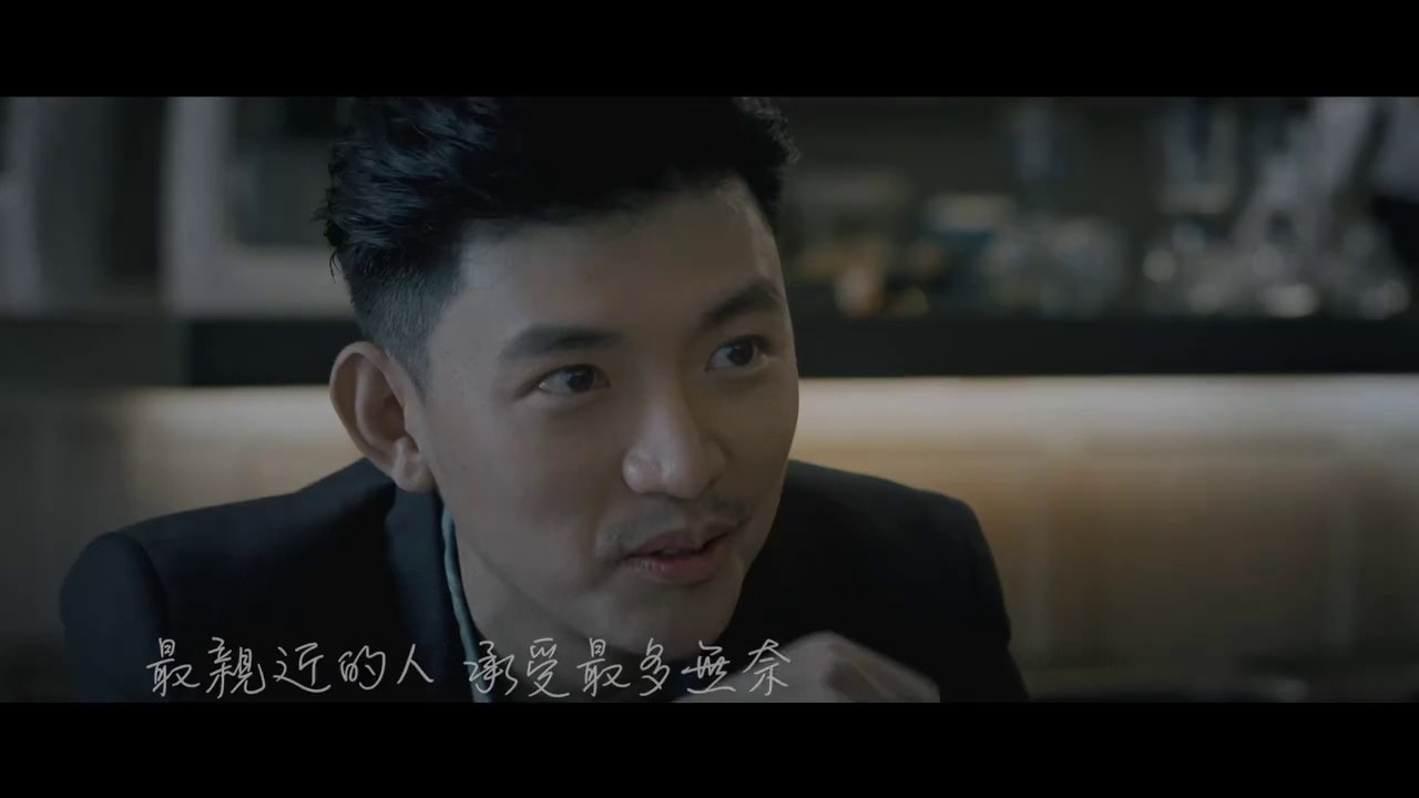 在 YouTube 上觀看「小男孩樂團 - 等著你回來」