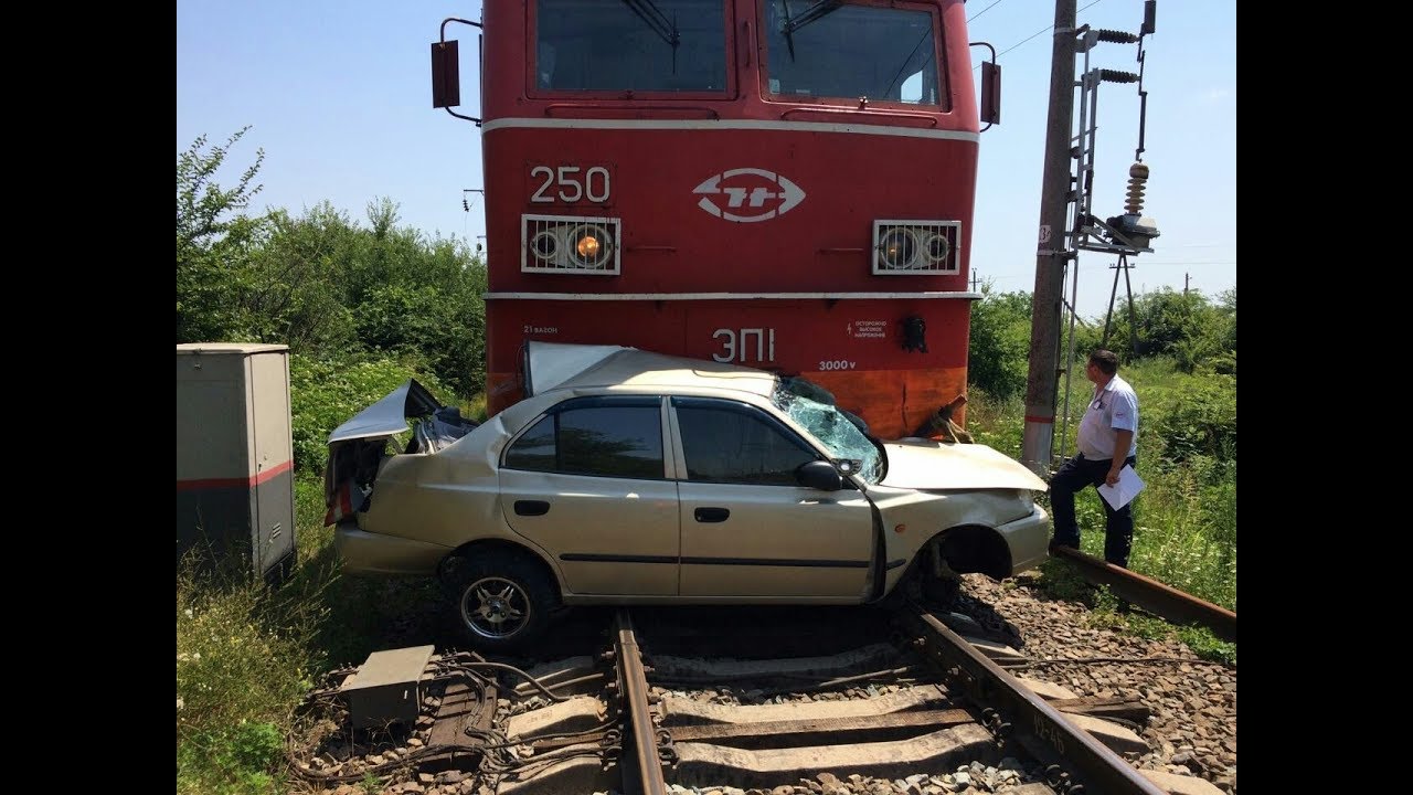 Поезд наехал на машину Поезд наехал на машину
