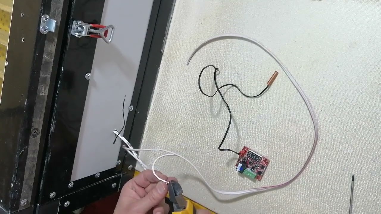 طريقة عمل فقاسة 12 فولت(الحلقة الثالثة) صغيرة وعملية و باقل التكاليف .