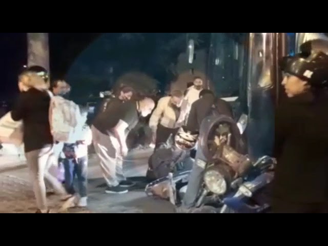 Un colectivo del 8c atropelló a un motociclista