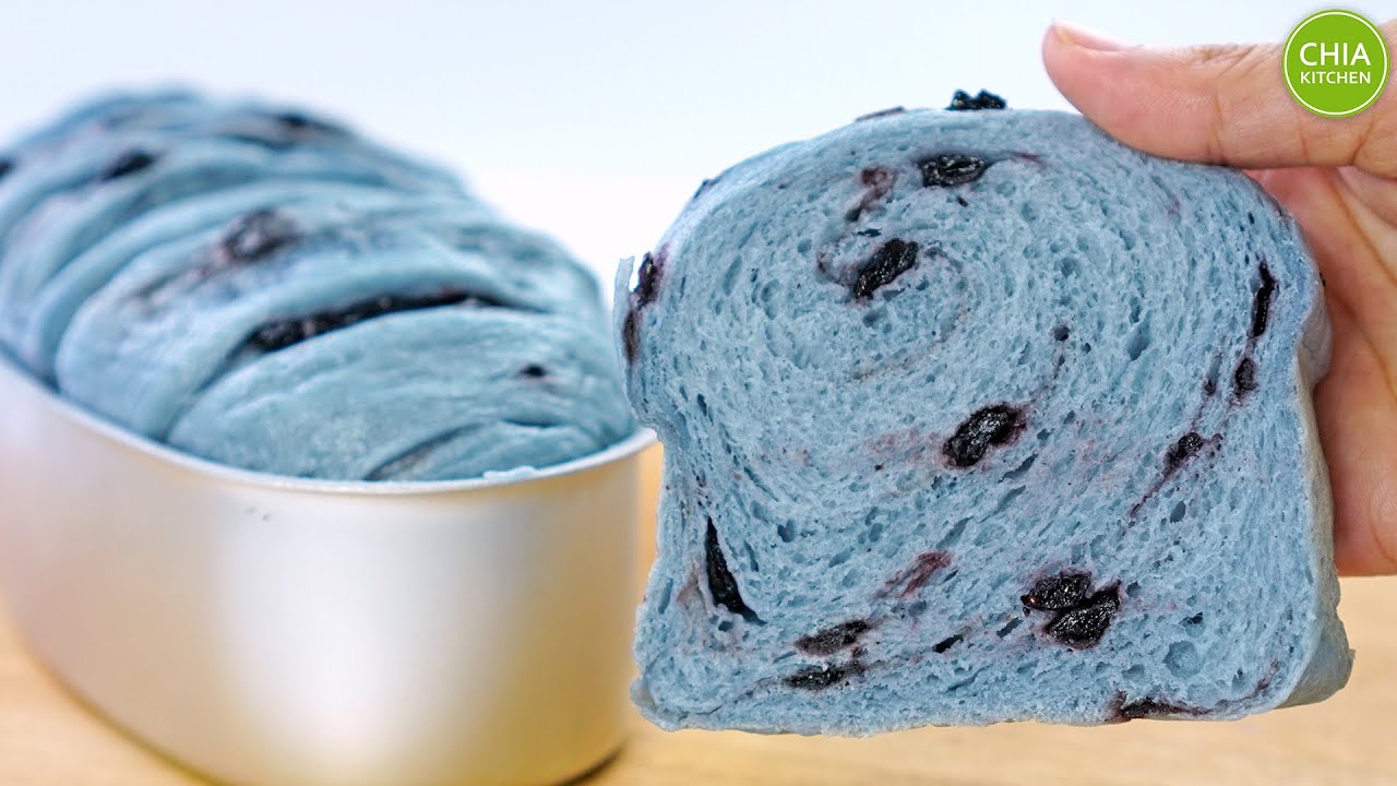 哇~像云朵一样柔软! 天蓝色蓝莓蒸面包 真好吃~