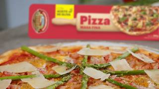 Pizza de bacon, espárragos y huevo