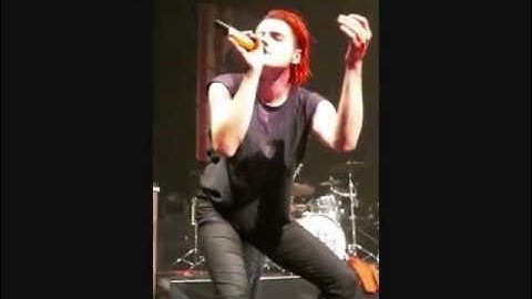 Gerard Way shows his belly!