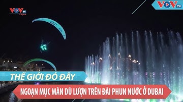 Màn dù lượn ngoạn mục trên đài phun nước lớn nhất thế giới ở Dubai (UAE)