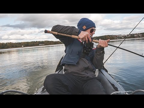 Поймал щуку на змею. Как щука потаскала меня на каяке!