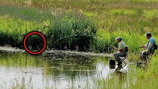 While These Men Were Fishing, This Animal Unexpectedly Emerged from the Tall Grass