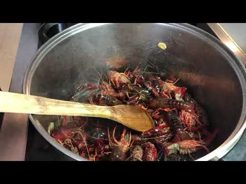 Video: Cómo Hacer Una Ensalada Con Colas De Cangrejo De Río