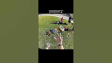 Solving three Rubik’s Cube while juggling 🤹 #rubikscube #viral #shorts